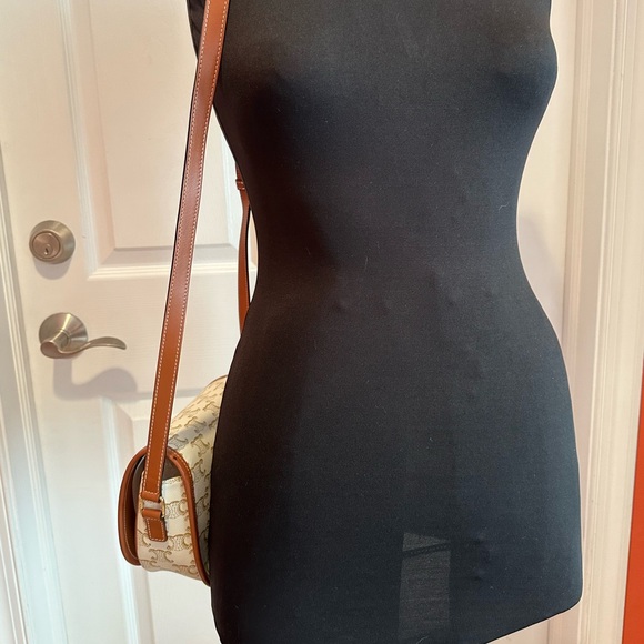 COPY - CELINE MEDIUM FOLCO BAG IN TRIOMPHE CANVAS AND CALFSKIN NEW W/Tags & Dus… - Picture 14 of 16